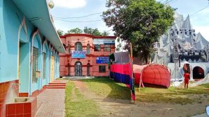 নড়াইলে এক উজ্জ্বল দৃষ্টান্ত মসজিদে চলছে নামাজ আর মন্দির চলছে শারদীয় দুর্গা পূজা